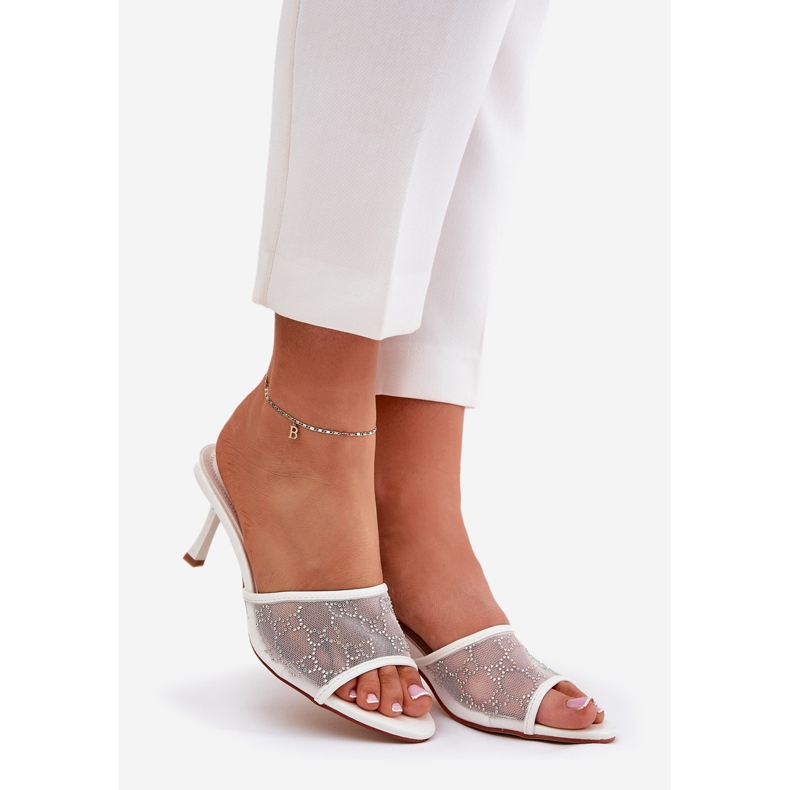 Díszített papucsok a magas sarkú sarkon fehér 1