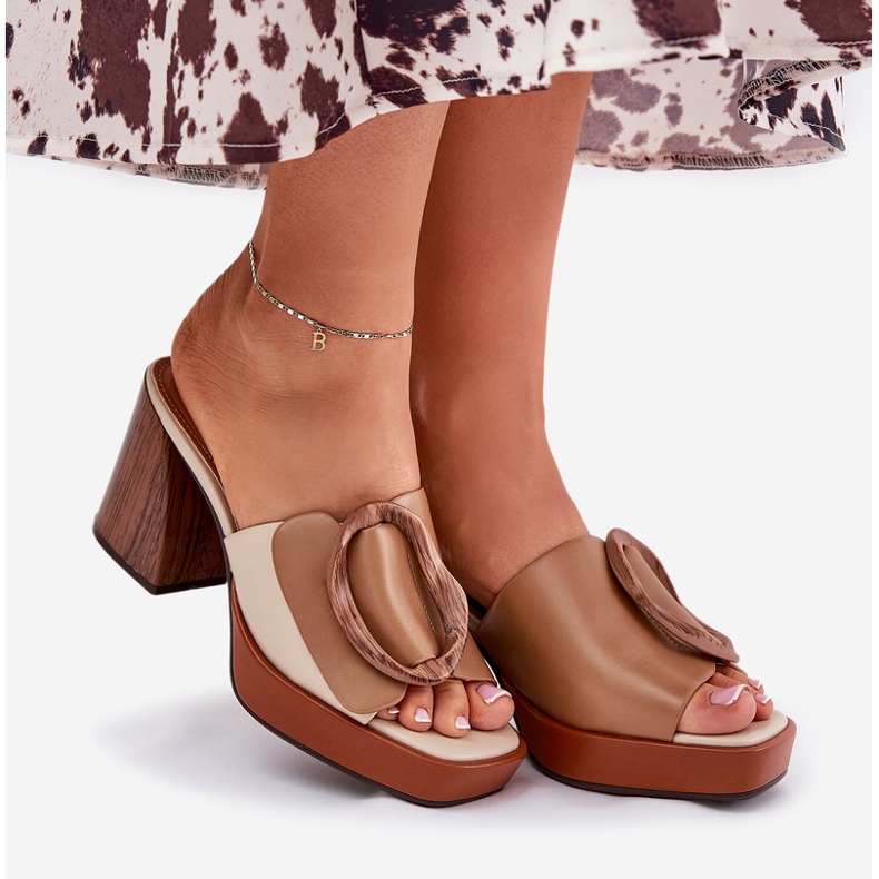 A női papucs flopok teve csatjával barna 1