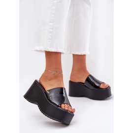 Festett női papucs a peronon és a fekete ékek 2