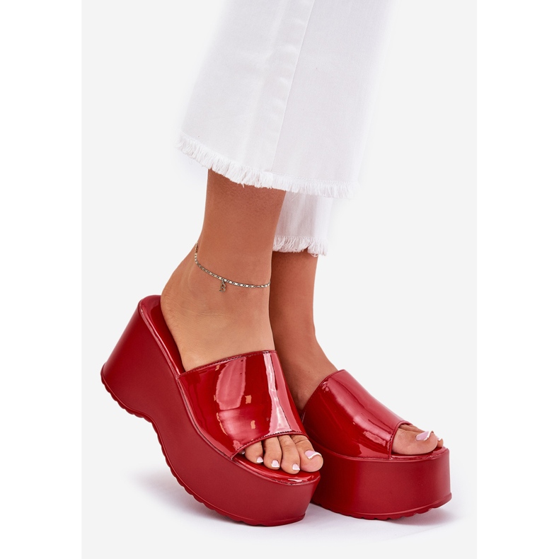 Festett női papucs a peronon és a piros ékek 1