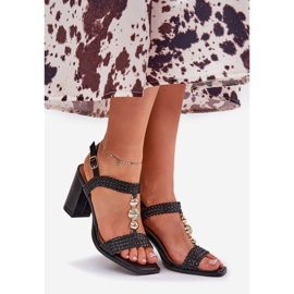 Női szandál az oszlopon díszes és fekete zsinórral 1