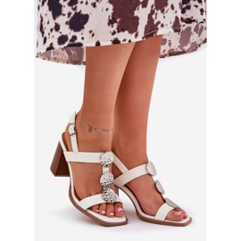 Női szandál az oszlopon, dekoratív csíkkal fehér 1