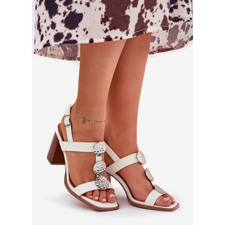 Női szandál az oszlopon, dekoratív csíkkal fehér 1