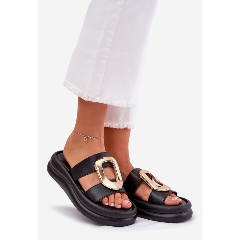 A női papucs a platformon arany részletekkel fekete 1 A női papucs a platformon arany részletekkel fekete 1