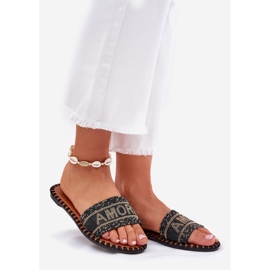 Lapos, feeding női papucs fekete dekorációval 1