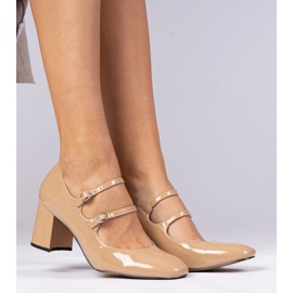 Bézs női szivattyúk az oszlopon csatokkal 1