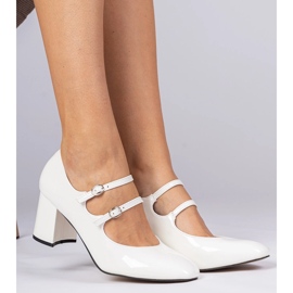 Fehér női szivattyúk az oszlopon csatokkal 1