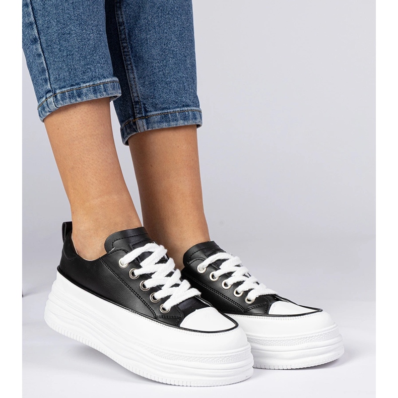 Fekete -fehér női cipők egy magas talpon 1