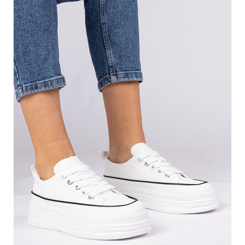 Fehér női cipők egy magas talpon 1