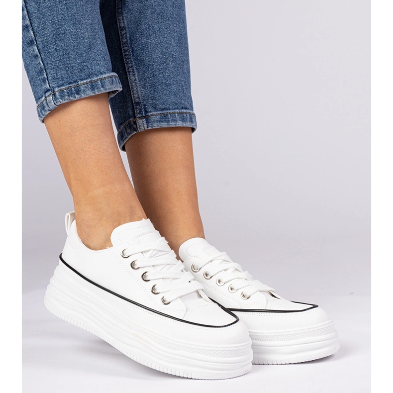 Fehér női cipők egy magas talpon 2