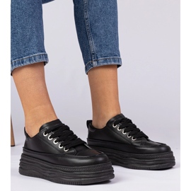 Fekete női cipők egy magas talpon 1