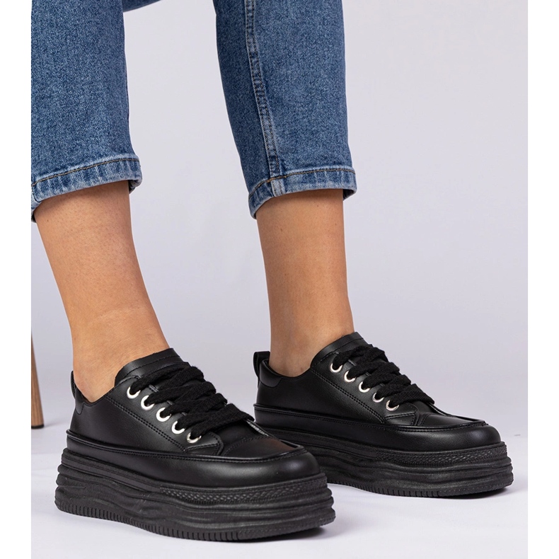 Fekete női cipők egy magas talpon 1