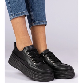 Fekete női cipők egy magas talpon 2