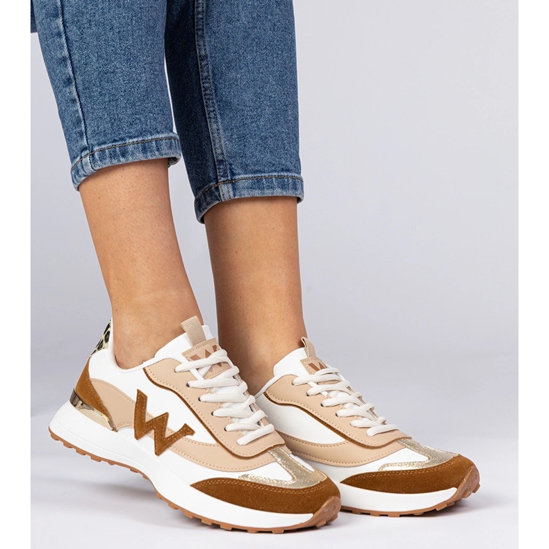 Fehérbarna női cipők leopárd kiegészítővel 1