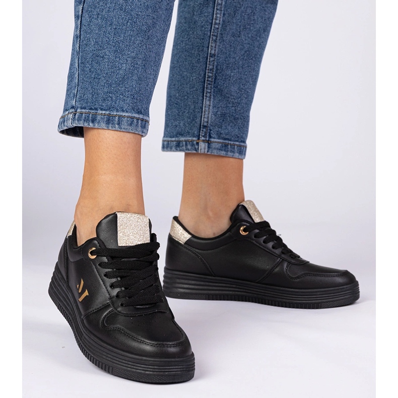 Fekete női cipők arany csillogással 1