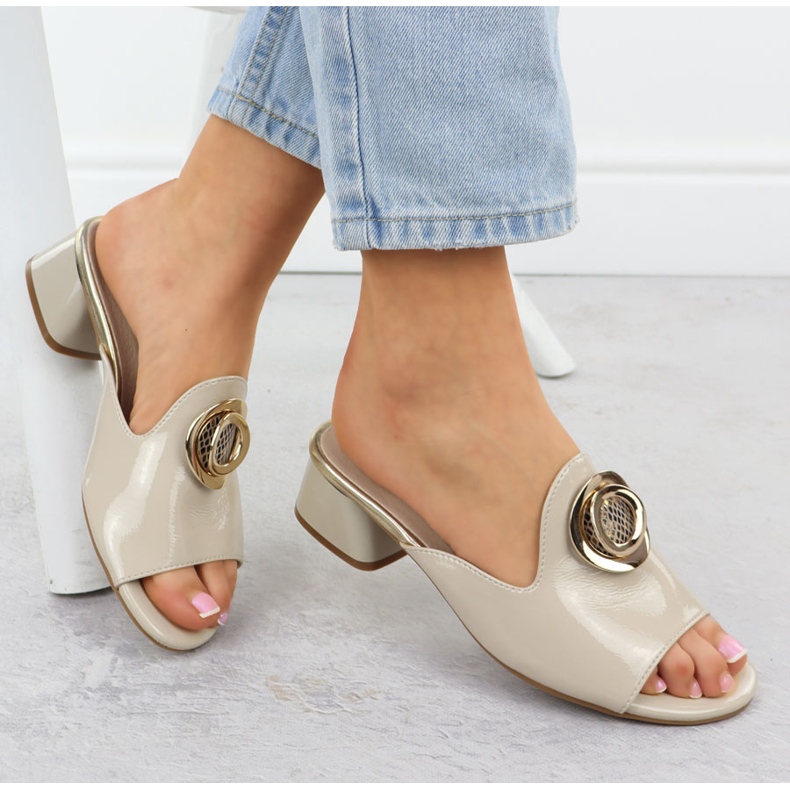 Papucs egy blokkon, egy díszes bézs jezzi 214 1