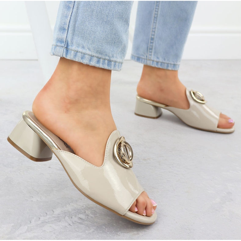 Papucs egy blokkon, egy díszes bézs jezzi 214 2