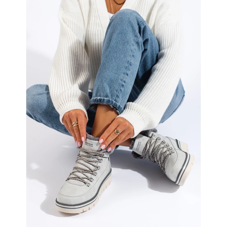 Női trapperek az emelvényen szürke 2