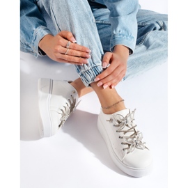 Fehér sportcipő pillangókkal 2