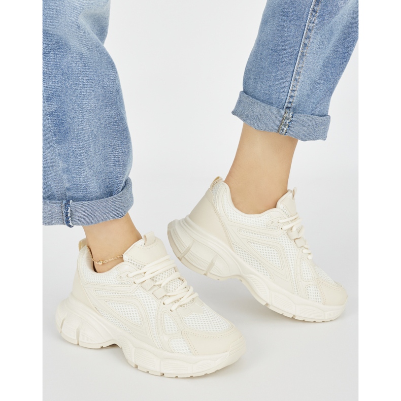 Bézs színű tornacipő vastag talppal 1