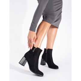 Szarvasbőr fekete csizma a poszton 1