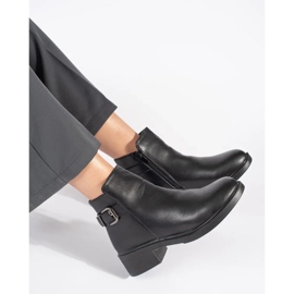 Fekete színű női alacsony sarkú bokacsizma díszcsattal 1