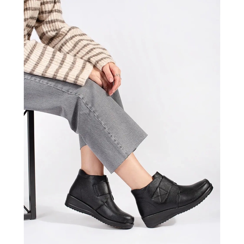 Fekete szigetelt női ékcsizma 2