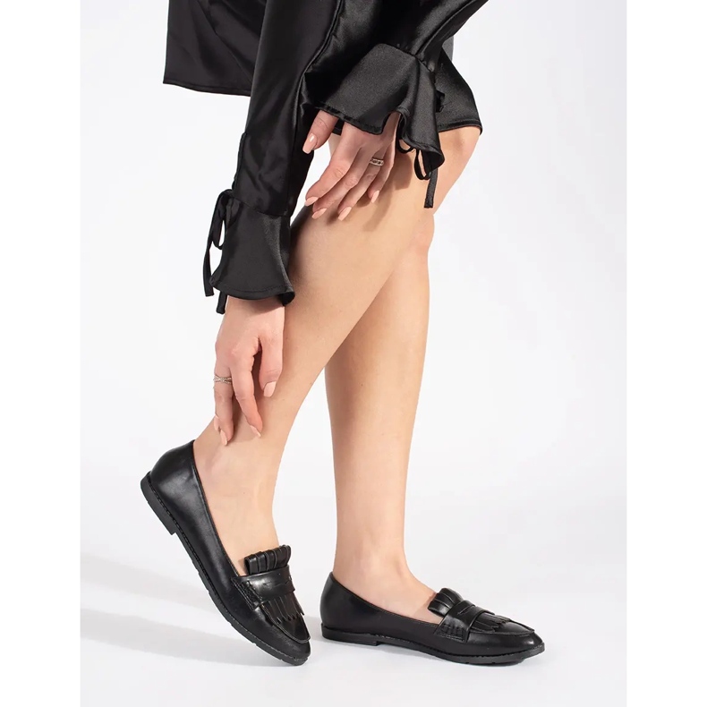 Fekete női mokaszinok, rojtokkal díszítve 2