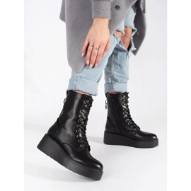 Seastar Fekete női munkáscipő vastag talppal 1