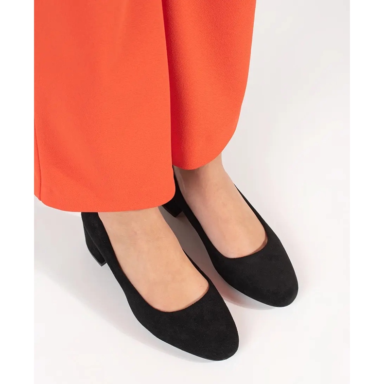 Fekete velúr szivattyúk a Sergio Leone Poston 2