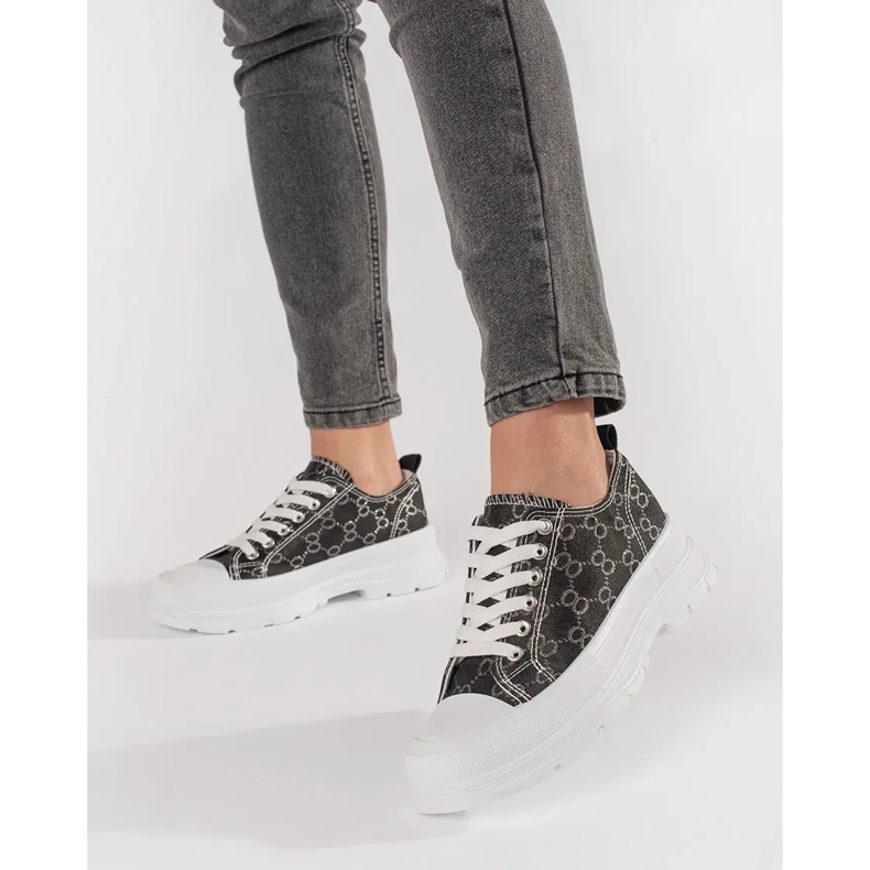 Fekete cipők a platformon dekorációkkal 1