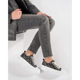 Fekete cipők a platformon dekorációkkal 2