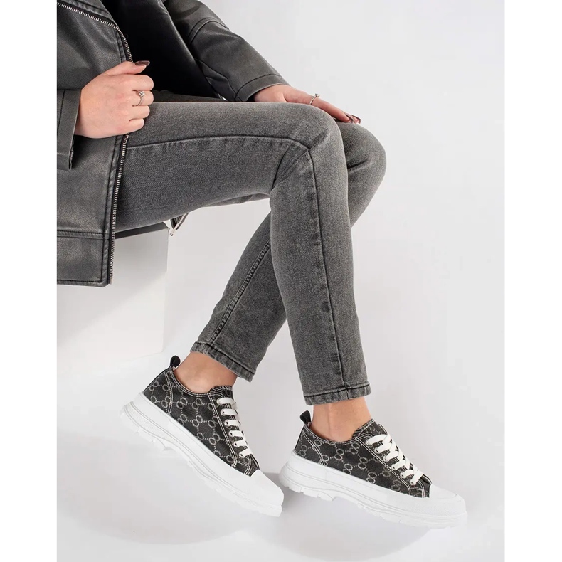 Fekete cipők a platformon dekorációkkal 2