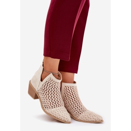 Nyílt a nők magas sarkú cipője kivágásokkal és fényes bézs zsinórokkal 1