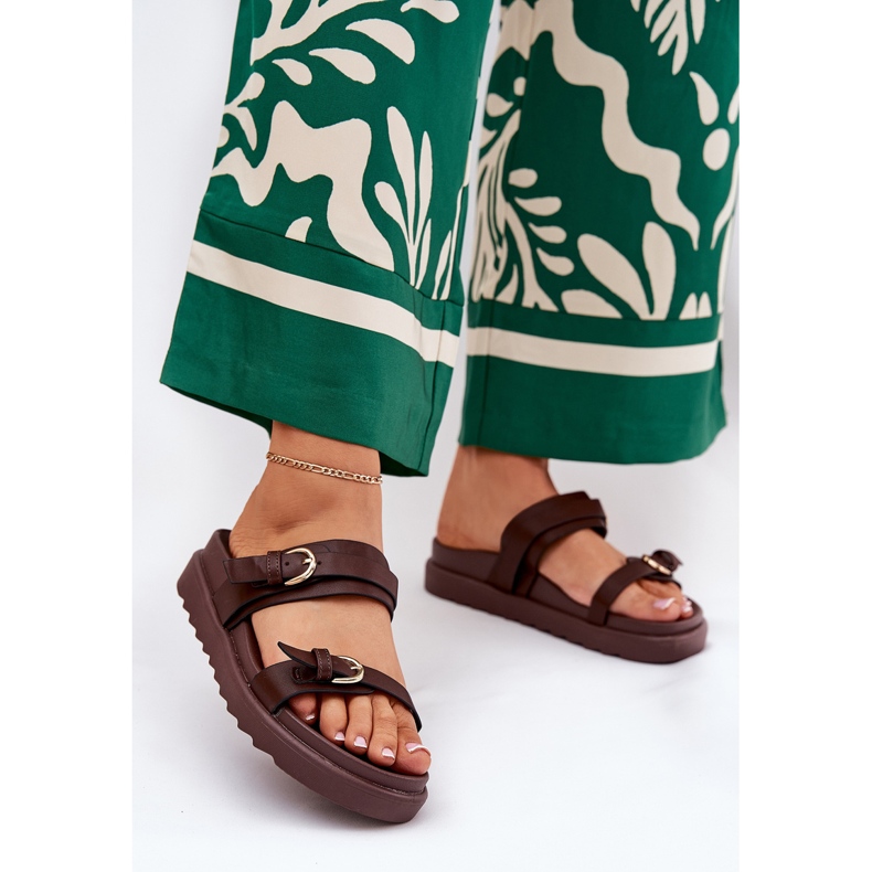 A női papucs a platformon arany bilincsekkel barna 2 A női papucs a platformon arany bilincsekkel barna 2