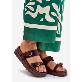 A női papucs a platformon arany bilincsekkel barna 1 A női papucs a platformon arany bilincsekkel barna 1