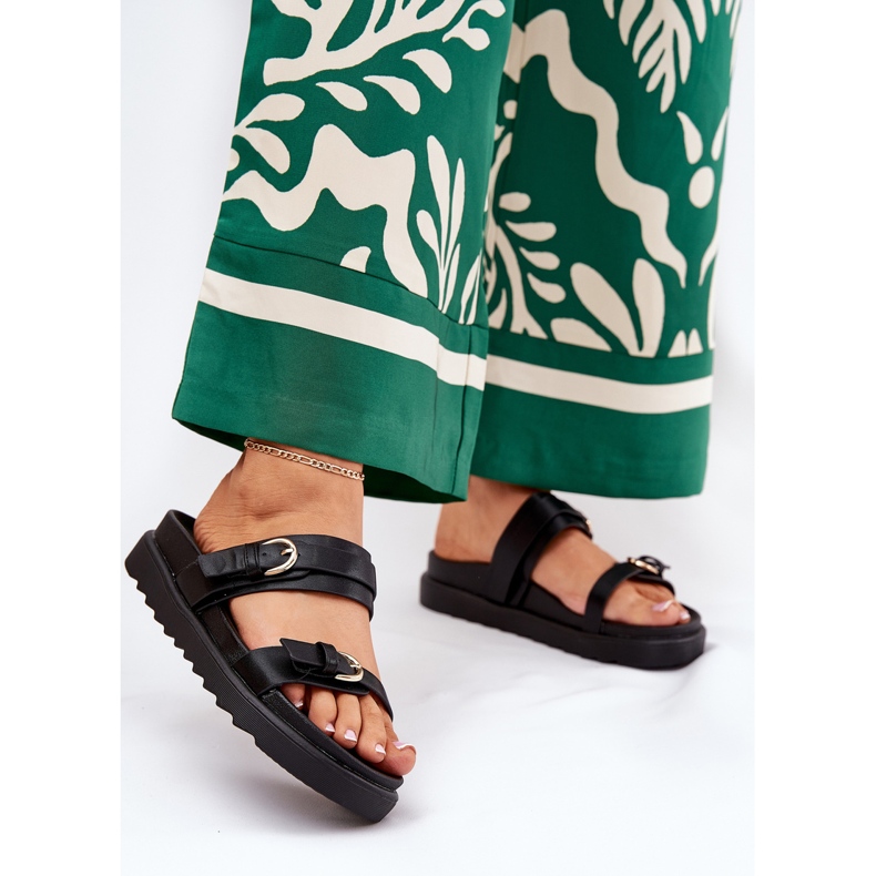 A női papucs a platformon arany bilincsekkel fekete 2 A női papucs a platformon arany bilincsekkel fekete 2