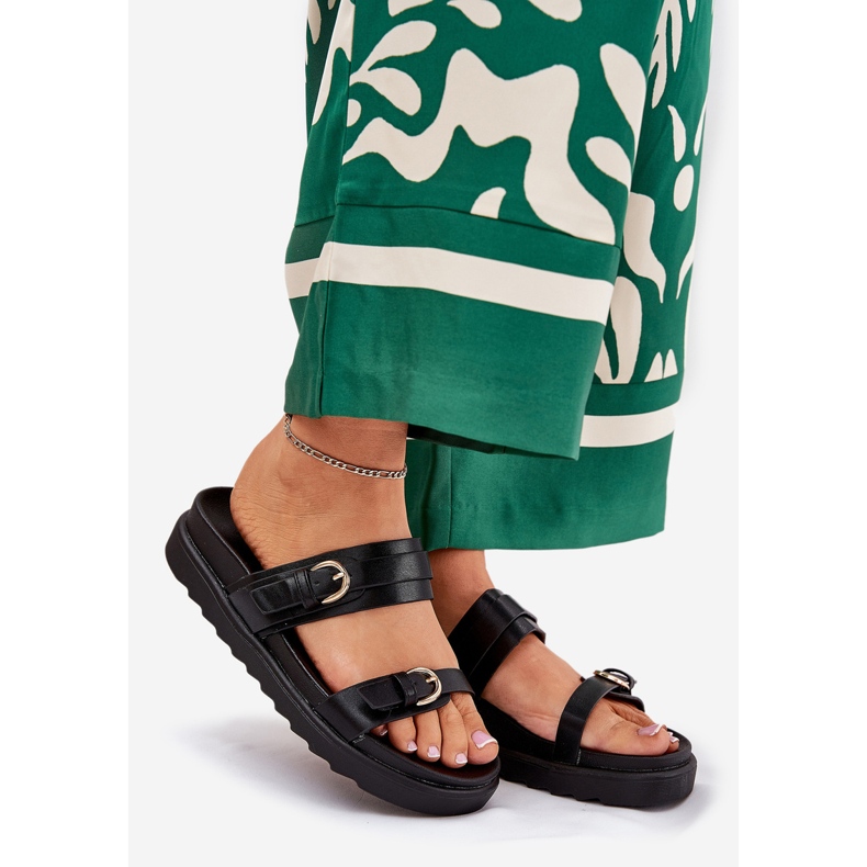 A női papucs a platformon arany bilincsekkel fekete 1 A női papucs a platformon arany bilincsekkel fekete 1