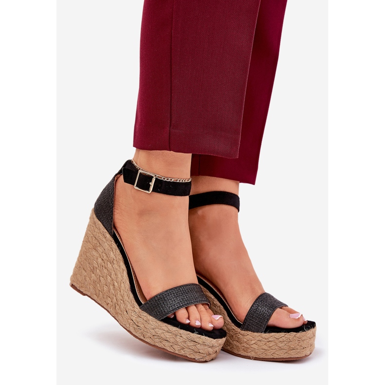 Női szandál ékhez fekete zsinórral 1