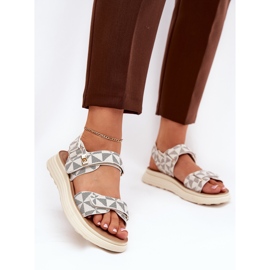 Női anyagi szandál a platformon bézs 2 Női anyagi szandál a platformon bézs 2