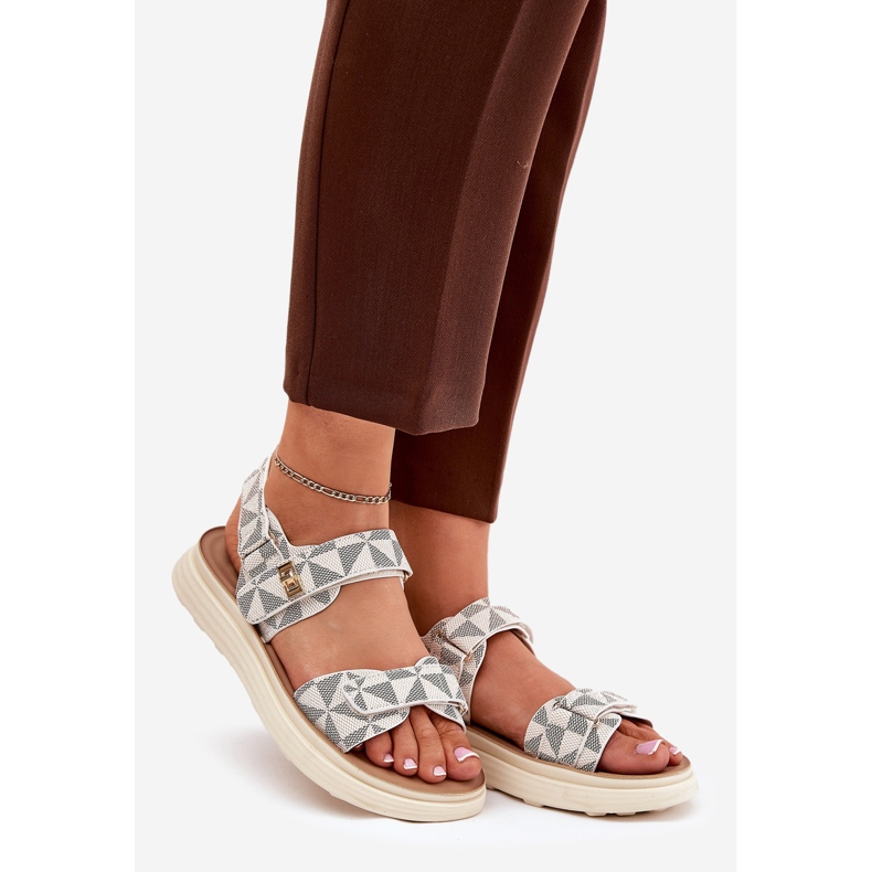 Női anyagi szandál a platformon bézs 1 Női anyagi szandál a platformon bézs 1