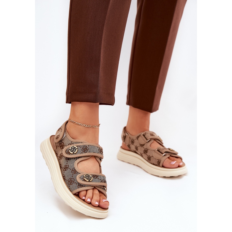 Női mintás anyagú szandál arany részletekkel khaki bézs 2