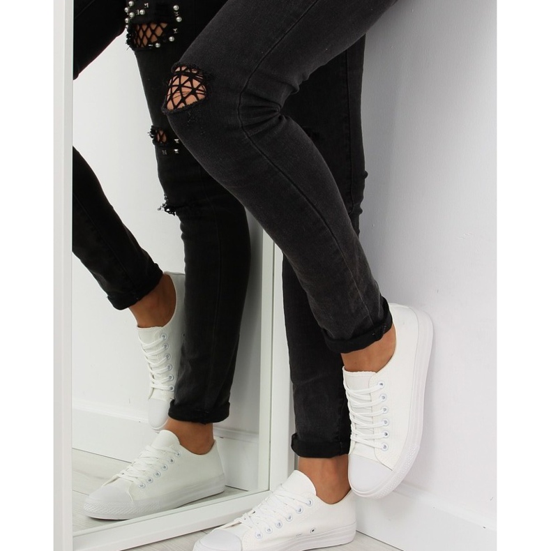 Fehér, egyszínű női tornacipő 1