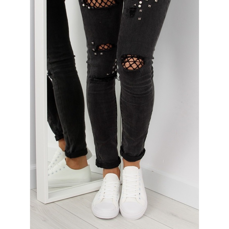 Fehér, egyszínű női tornacipő 2