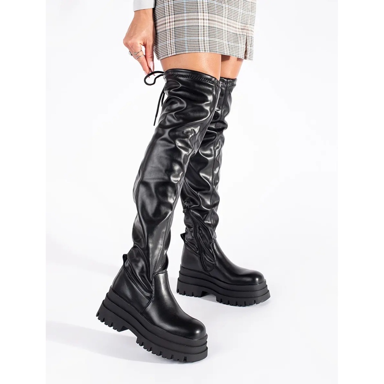 Fekete emelvényes muskétások 1