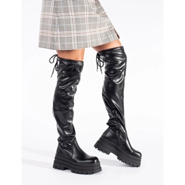 Fekete emelvényes muskétások 2