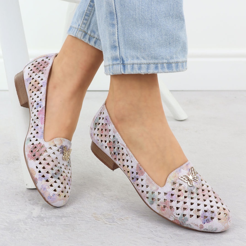 M. DASZYŃSKI Alacsony sarkú női cipő virágokkal M. Dasyński SA222-3 sokszínű 1 M. DASZYŃSKI Alacsony sarkú női cipő virágokkal M. Dasyński SA222-3 sokszínű 1