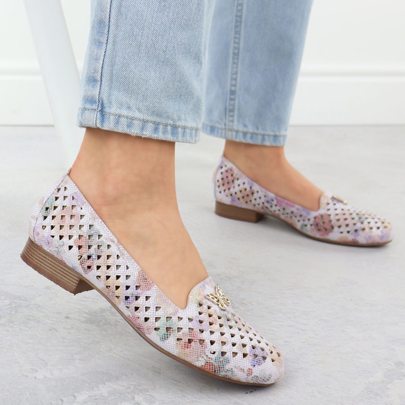 M. DASZYŃSKI Alacsony sarkú női cipő virágokkal M. Dasyński SA222-3 sokszínű 2 M. DASZYŃSKI Alacsony sarkú női cipő virágokkal M. Dasyński SA222-3 sokszínű 2