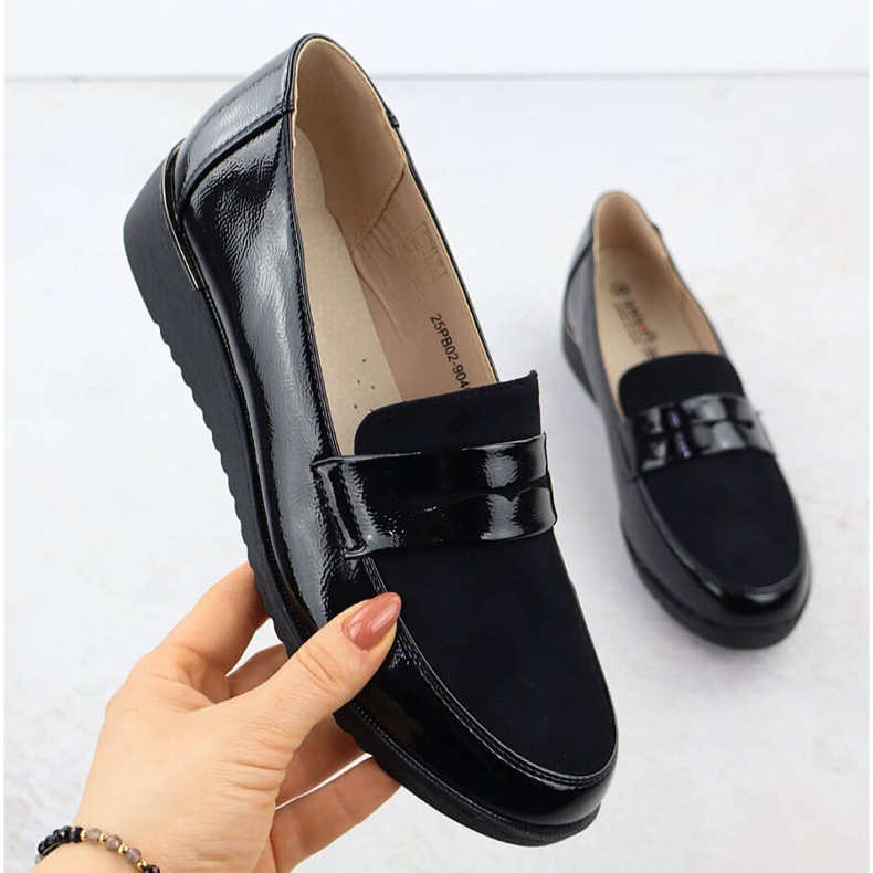 A női cipő egy platformon lakkozott, Unisoft 9040 fekete 1