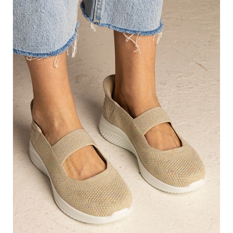 Bézs női cipők egy préselt talpon 1